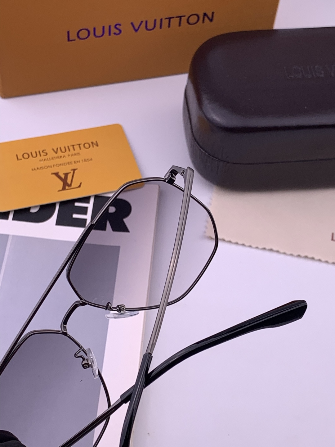 LV 男款炫彩飞行员偏光太阳镜 ❤️材质：高清尼龙加厚卡槽高清偏光镜片 🌹无边框镜架💕颜👍型号：L38903