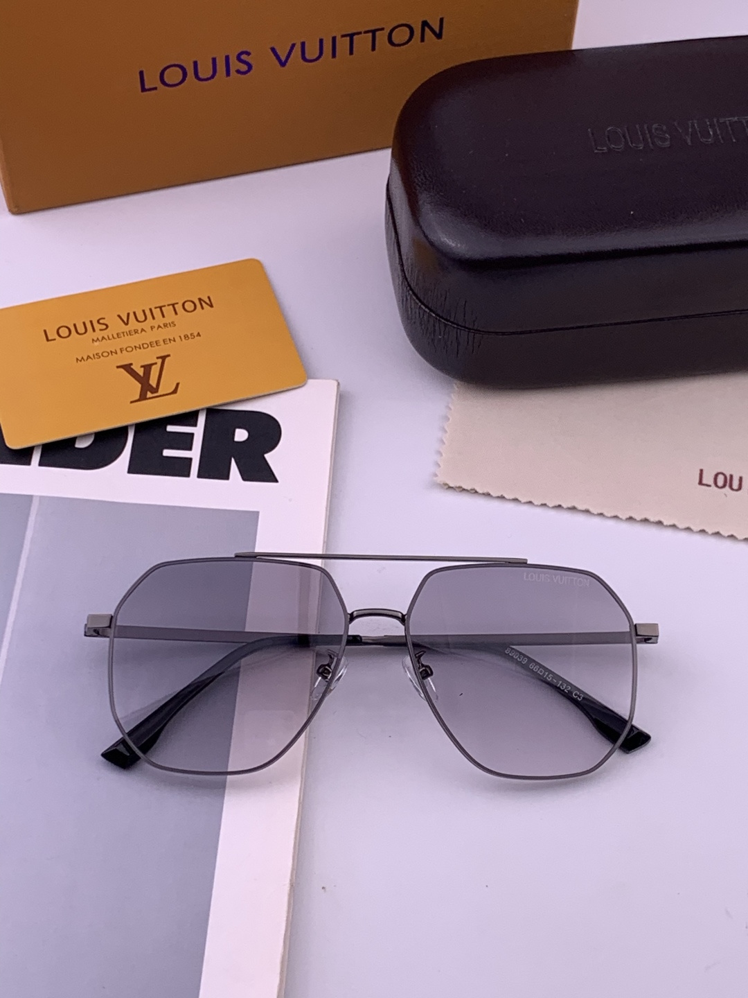 LV 男款炫彩飞行员偏光太阳镜 ❤️材质：高清尼龙加厚卡槽高清偏光镜片 🌹无边框镜架💕颜👍型号：L38903