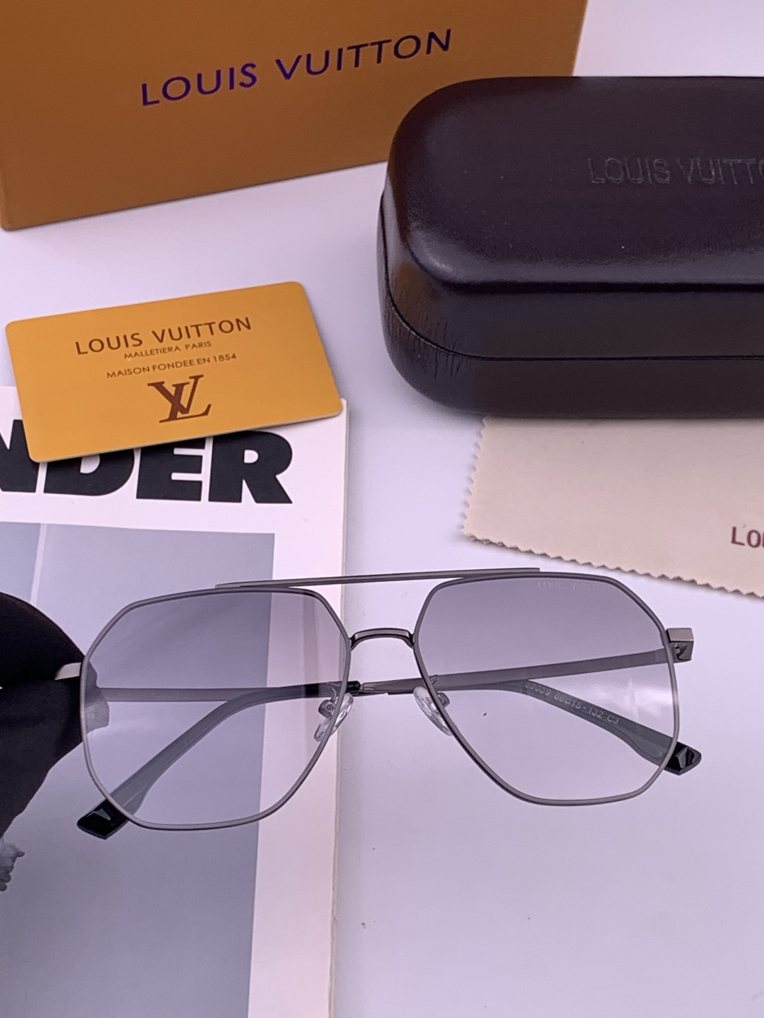 LV 男款炫彩飞行员偏光太阳镜 ❤️材质：高清尼龙加厚卡槽高清偏光镜片 🌹无边框镜架💕颜👍型号：L38903