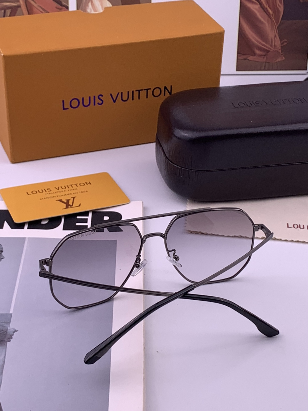 LV 男款炫彩飞行员偏光太阳镜 ❤️材质：高清尼龙加厚卡槽高清偏光镜片 🌹无边框镜架💕颜👍型号：L38903