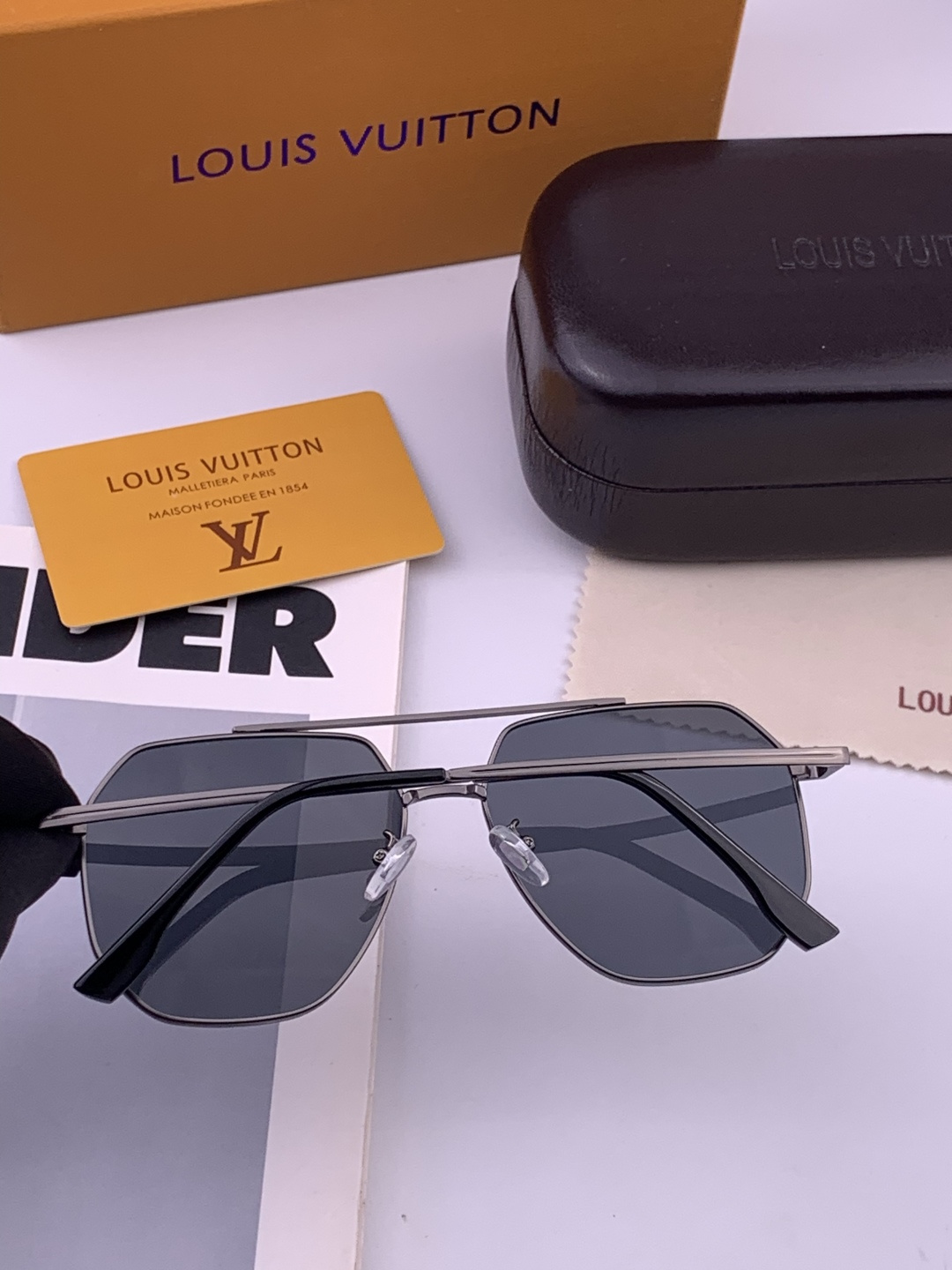 LV 男款炫彩飞行员偏光太阳镜 ❤️材质：高清尼龙加厚卡槽高清偏光镜片 🌹无边框镜架💕颜👍型号：L38903