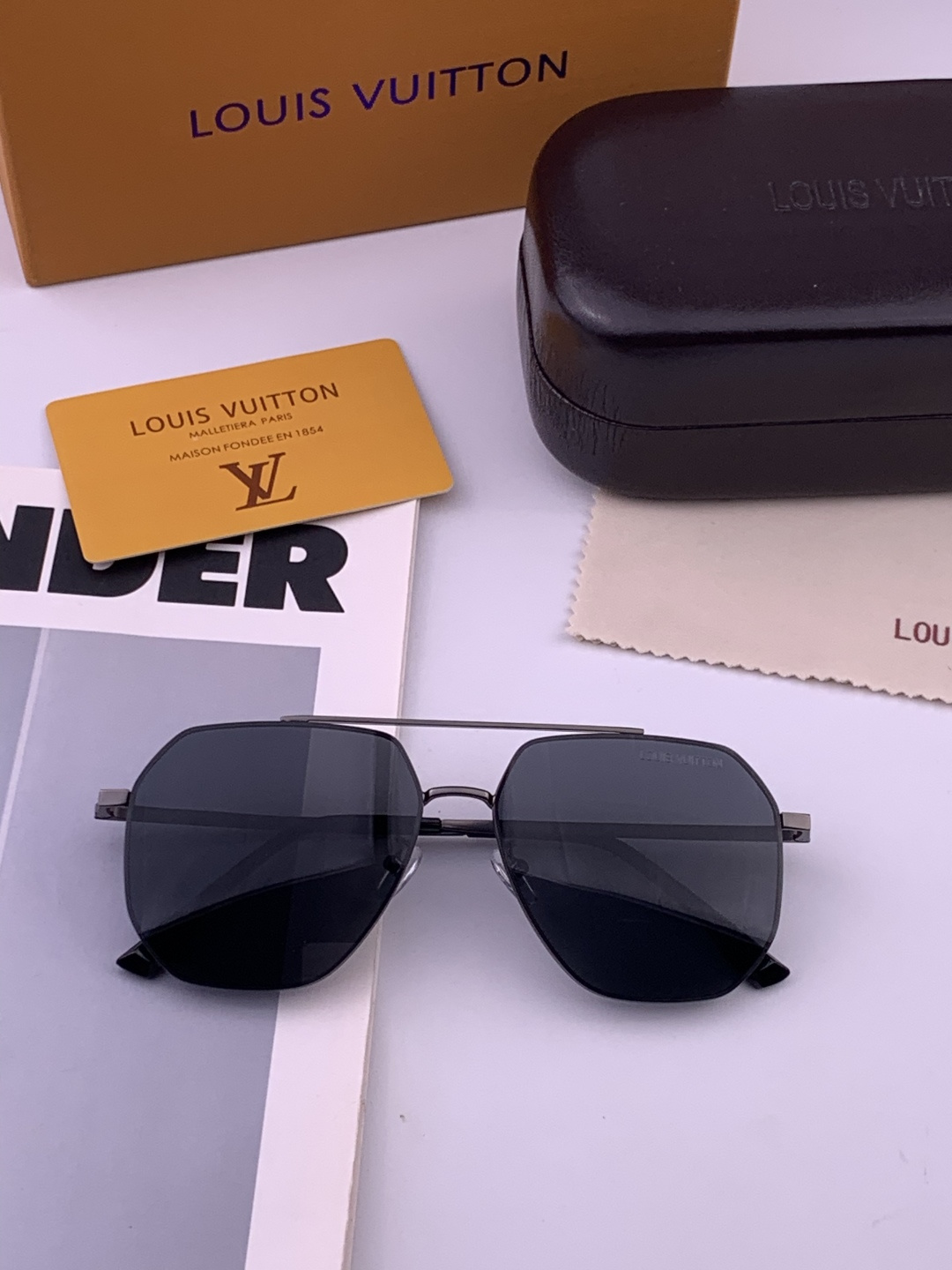LV 男款炫彩飞行员偏光太阳镜 ❤️材质：高清尼龙加厚卡槽高清偏光镜片 🌹无边框镜架💕颜👍型号：L38903