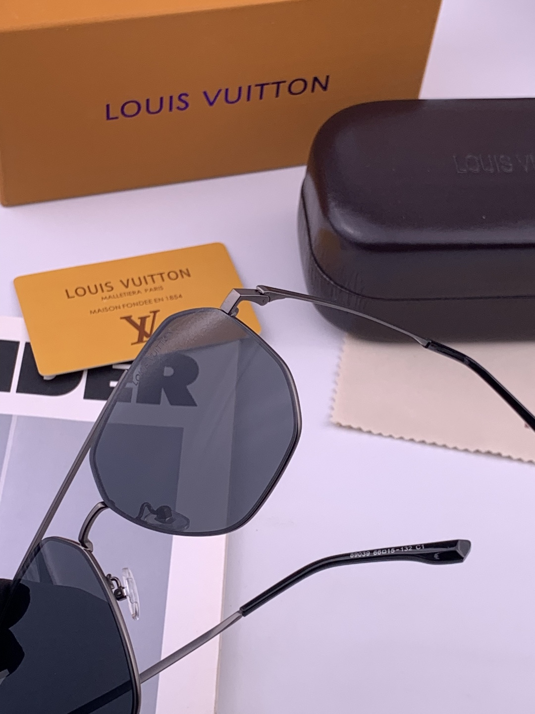 LV 男款炫彩飞行员偏光太阳镜 ❤️材质：高清尼龙加厚卡槽高清偏光镜片 🌹无边框镜架💕颜👍型号：L38903