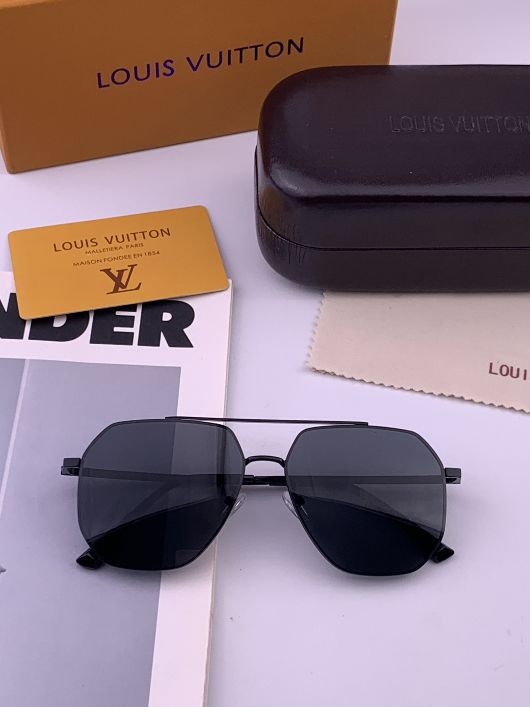 LV 男款炫彩飞行员偏光太阳镜 ❤️材质：高清尼龙加厚卡槽高清偏光镜片 🌹无边框镜架💕颜👍型号：L38903