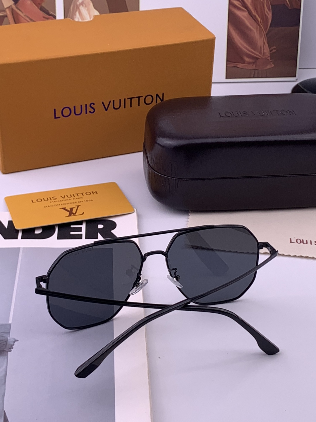 LV 男款炫彩飞行员偏光太阳镜 ❤️材质：高清尼龙加厚卡槽高清偏光镜片 🌹无边框镜架💕颜👍型号：L38903