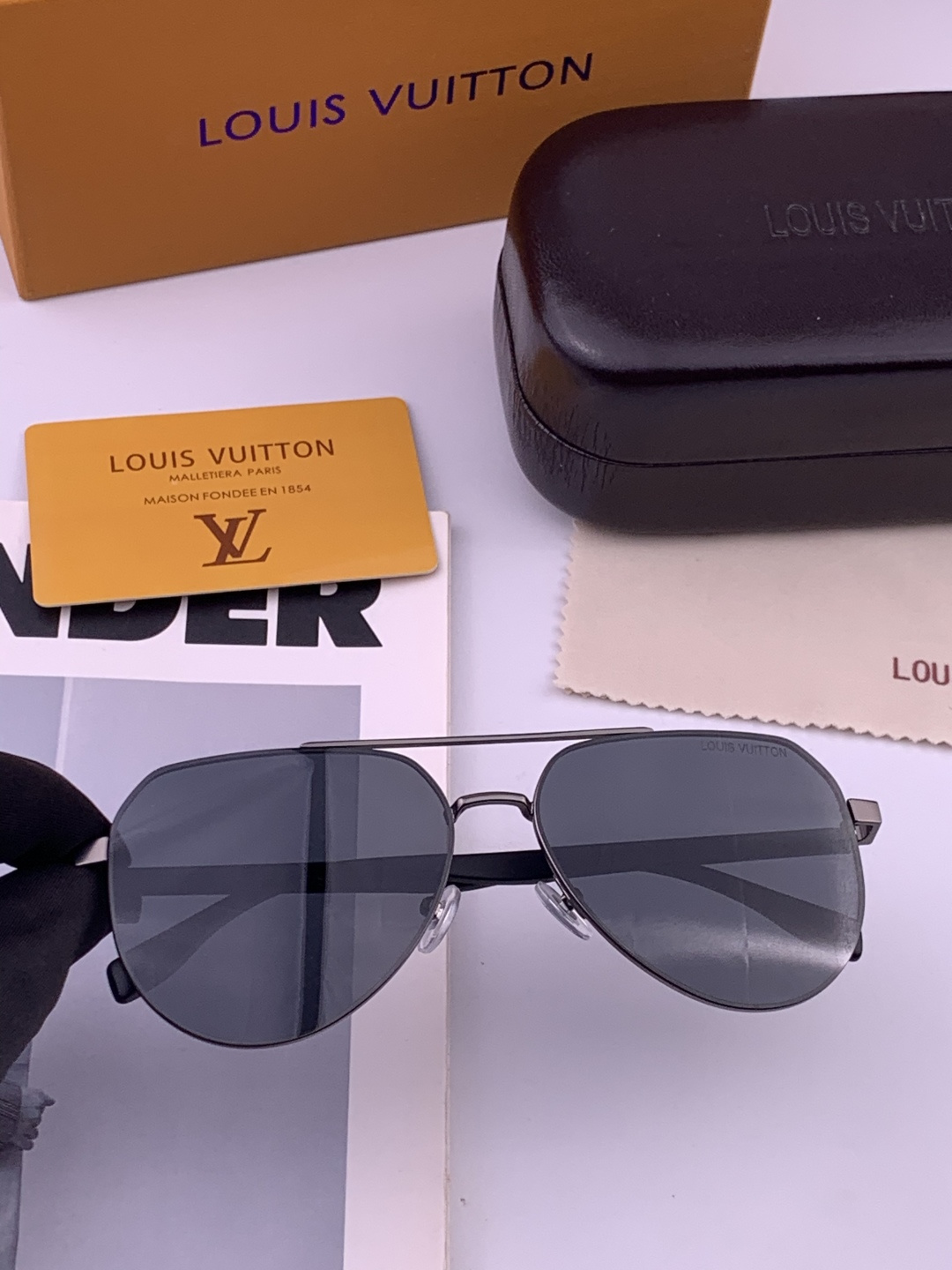 LV 男款炫彩飞行员偏光太阳镜 ❤️材质：高清尼龙加厚卡槽高清偏光镜片 🌹无边框镜架💕颜👍型号：L08902