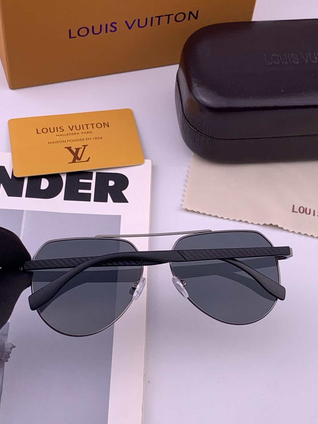 LV 男款炫彩飞行员偏光太阳镜 ❤️材质：高清尼龙加厚卡槽高清偏光镜片 🌹无边框镜架💕颜👍型号：L08902