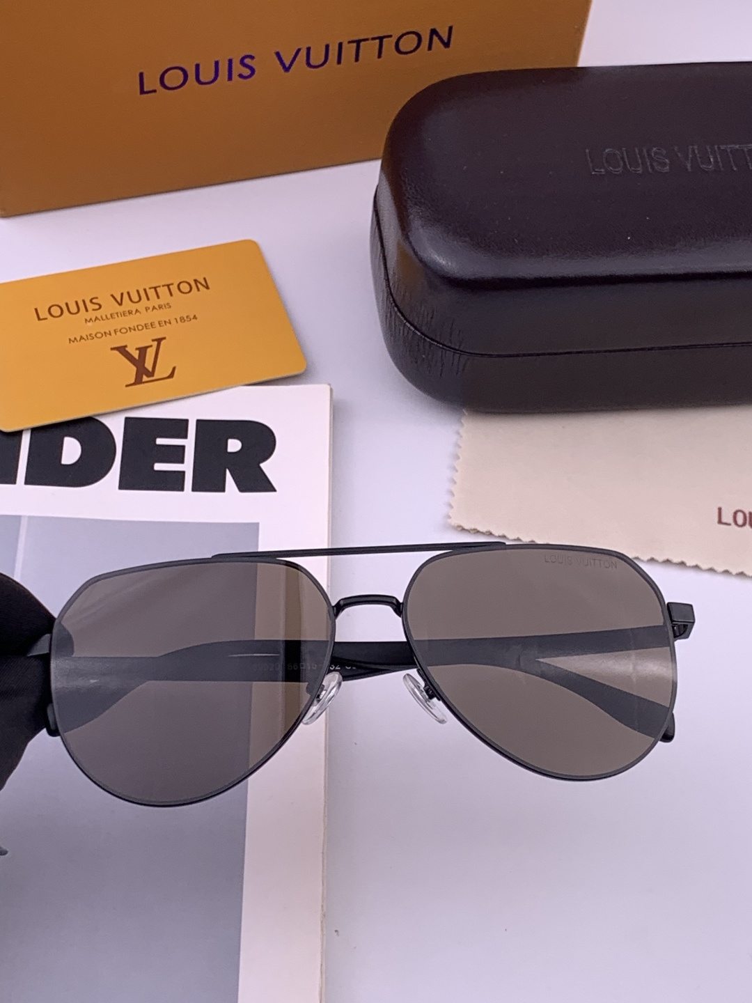 LV 男款炫彩飞行员偏光太阳镜 ❤️材质：高清尼龙加厚卡槽高清偏光镜片 🌹无边框镜架💕颜👍型号：L08902