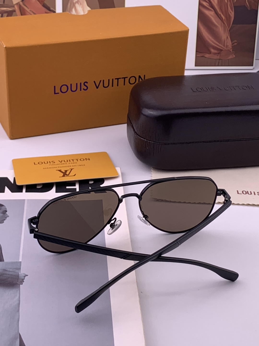 LV 男款炫彩飞行员偏光太阳镜 ❤️材质：高清尼龙加厚卡槽高清偏光镜片 🌹无边框镜架💕颜👍型号：L08902