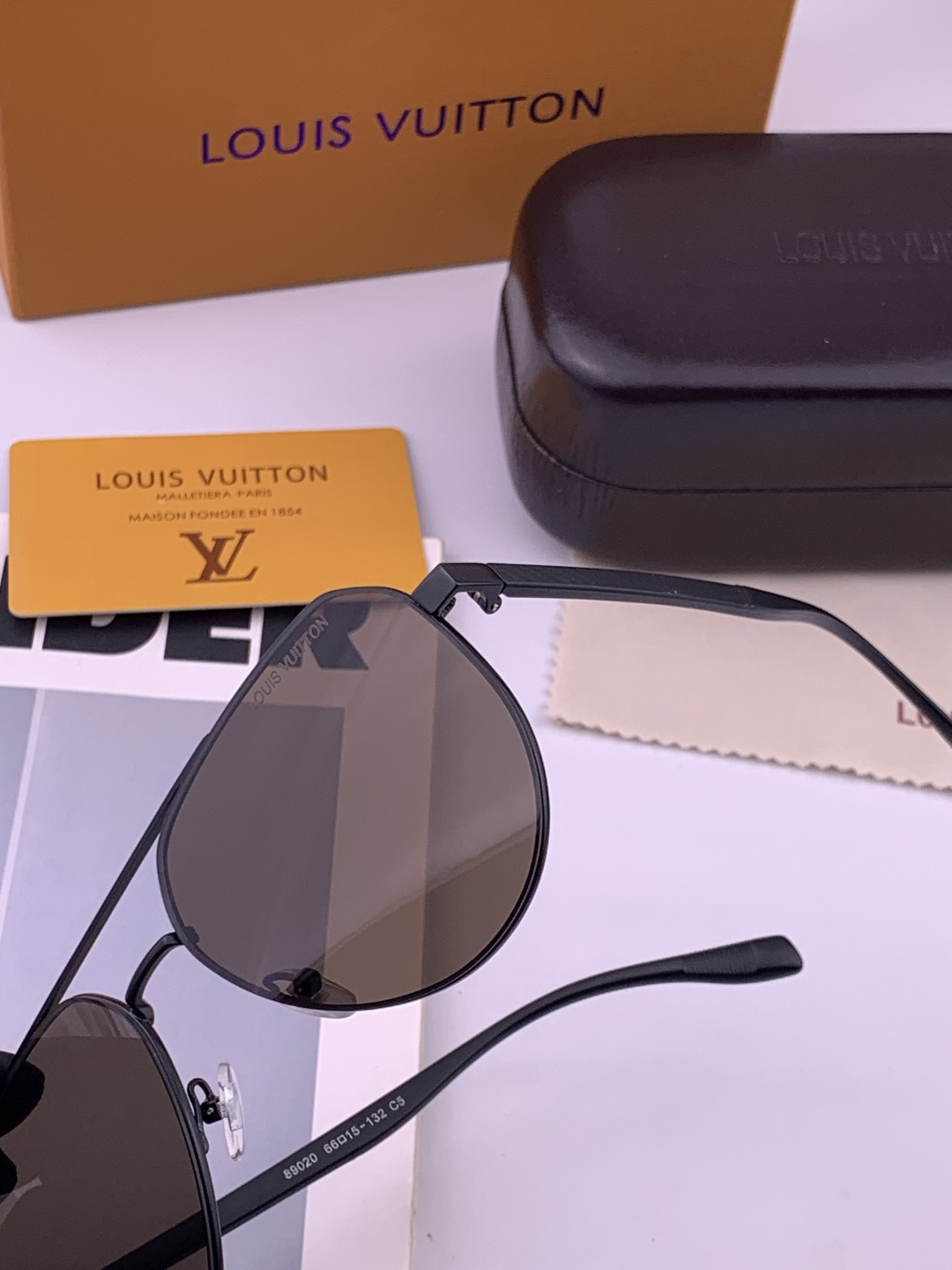 LV 男款炫彩飞行员偏光太阳镜 ❤️材质：高清尼龙加厚卡槽高清偏光镜片 🌹无边框镜架💕颜👍型号：L08902