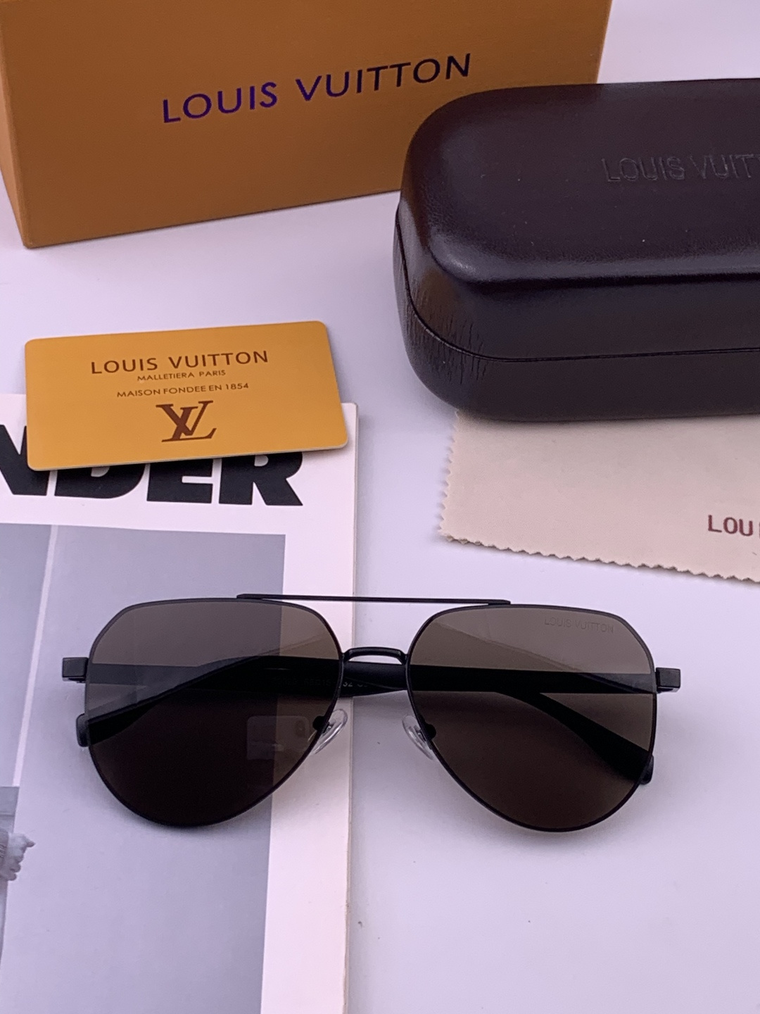 LV 男款炫彩飞行员偏光太阳镜 ❤️材质：高清尼龙加厚卡槽高清偏光镜片 🌹无边框镜架💕颜👍型号：L08902