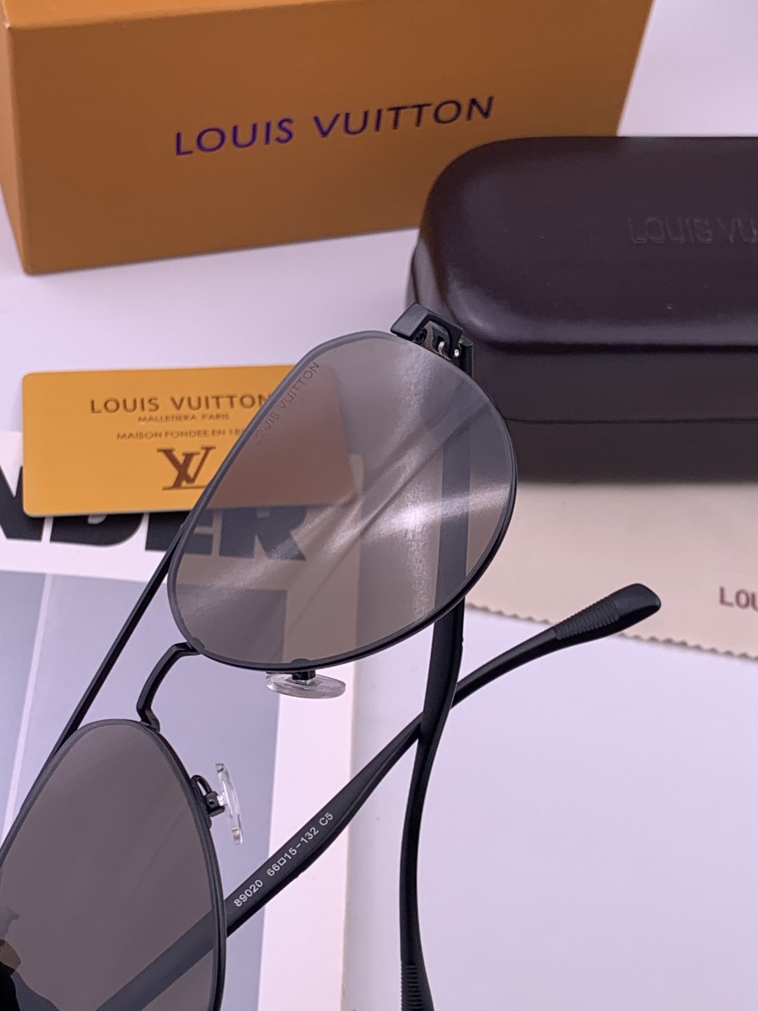 LV 男款炫彩飞行员偏光太阳镜 ❤️材质：高清尼龙加厚卡槽高清偏光镜片 🌹无边框镜架💕颜👍型号：L08902