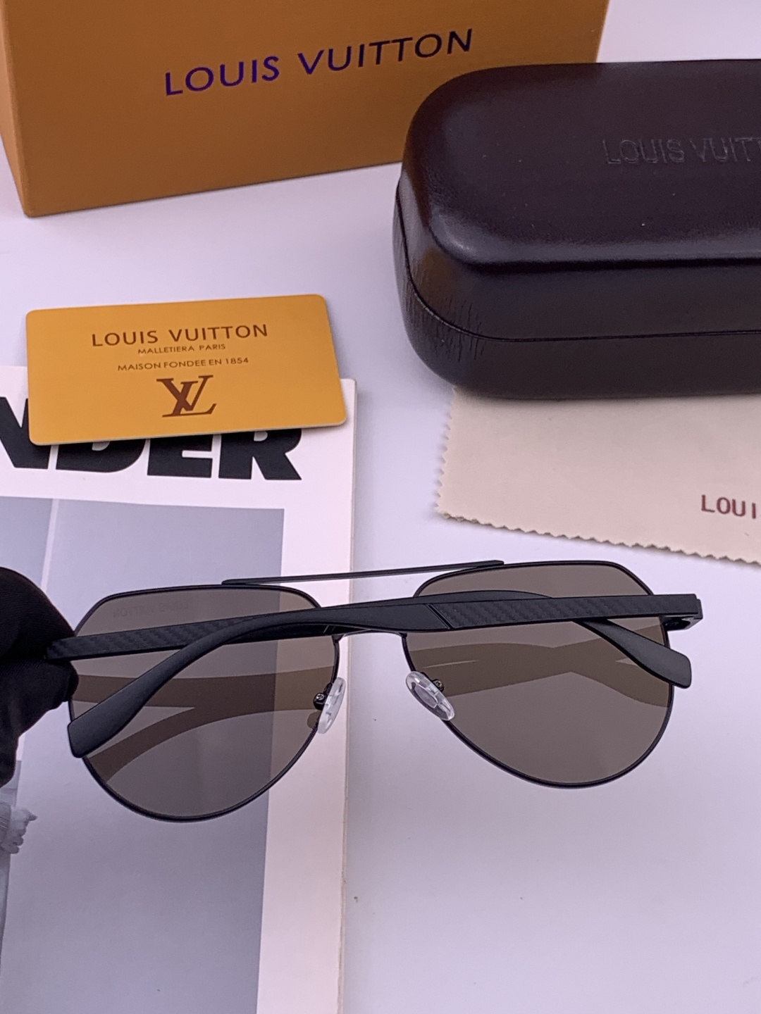 LV 男款炫彩飞行员偏光太阳镜 ❤️材质：高清尼龙加厚卡槽高清偏光镜片 🌹无边框镜架💕颜👍型号：L08902