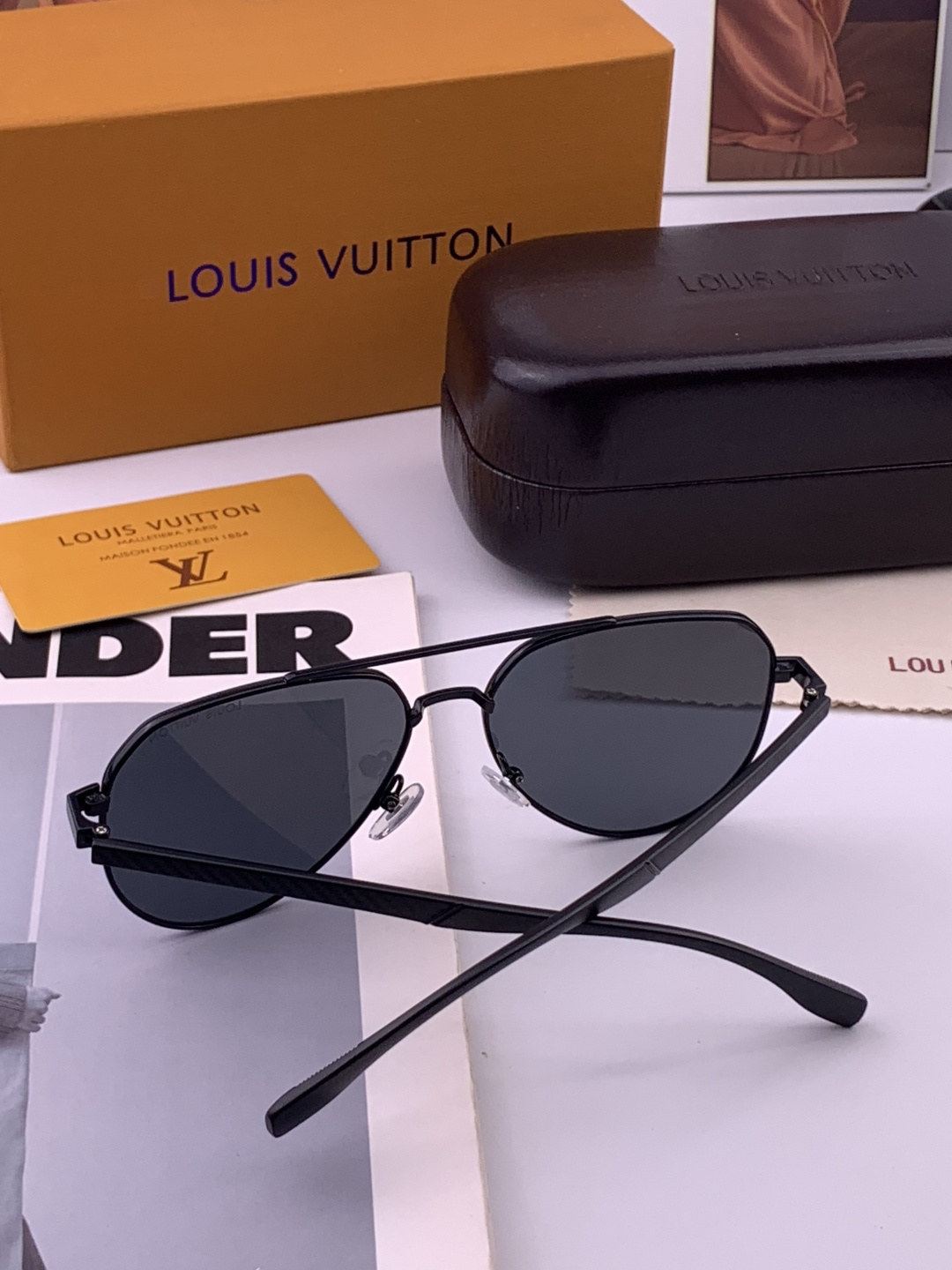 LV 男款炫彩飞行员偏光太阳镜 ❤️材质：高清尼龙加厚卡槽高清偏光镜片 🌹无边框镜架💕颜👍型号：L08902