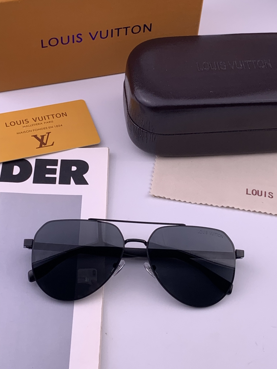 LV 男款炫彩飞行员偏光太阳镜 ❤️材质：高清尼龙加厚卡槽高清偏光镜片 🌹无边框镜架💕颜👍型号：L08902