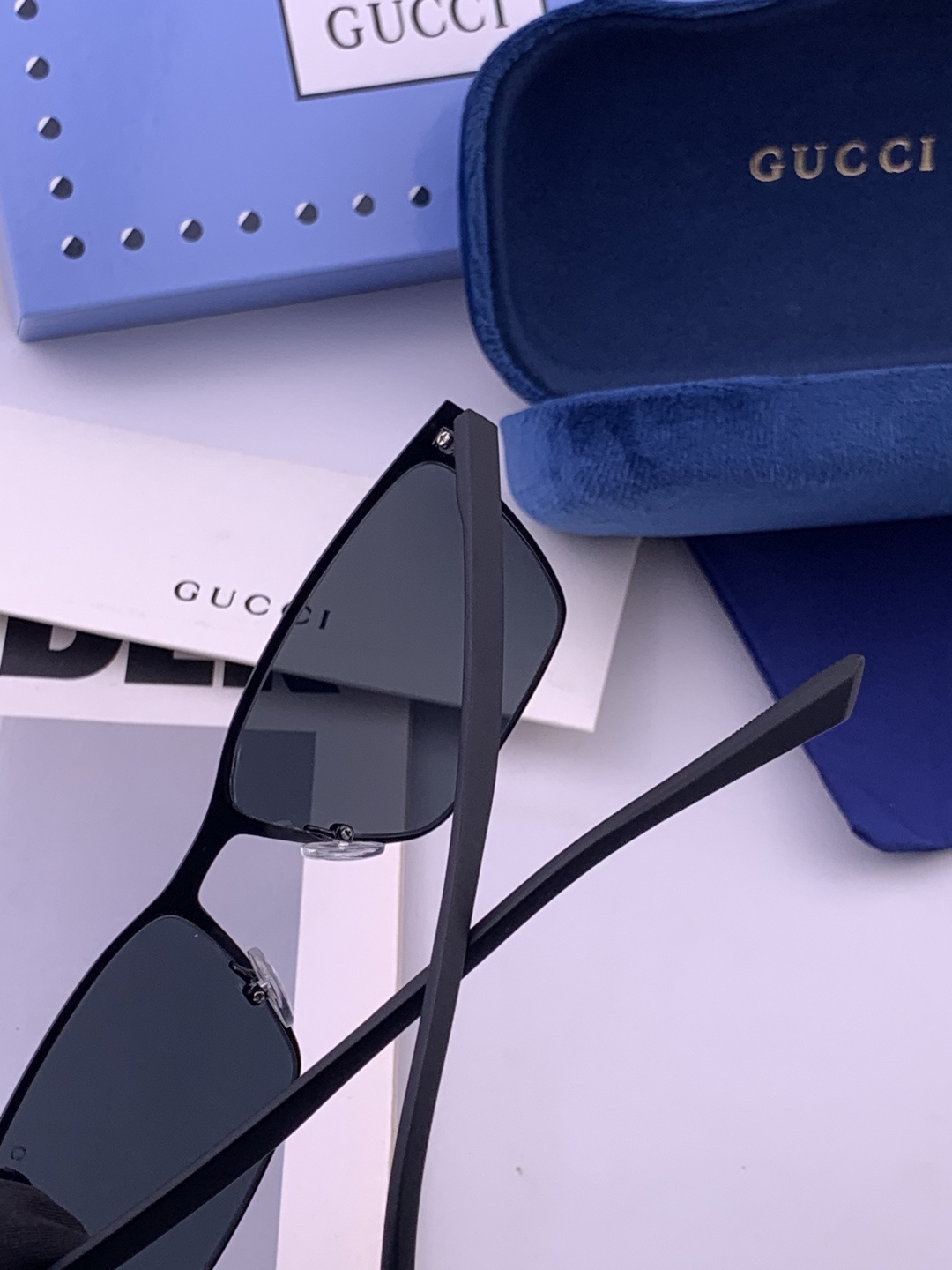 GUCCI 男款炫彩飞行员偏光太阳镜 ❤️材质：高清尼龙加厚卡槽高清偏光镜片 🌹无边框镜架💕颜👍型号：G28900