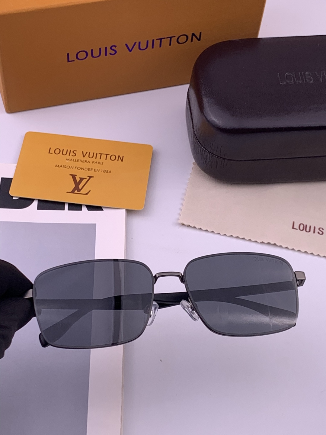 LV 男款炫彩飞行员偏光太阳镜 ❤️材质：高清尼龙加厚卡槽高清偏光镜片 🌹无边框镜架💕颜👍型号：L98901