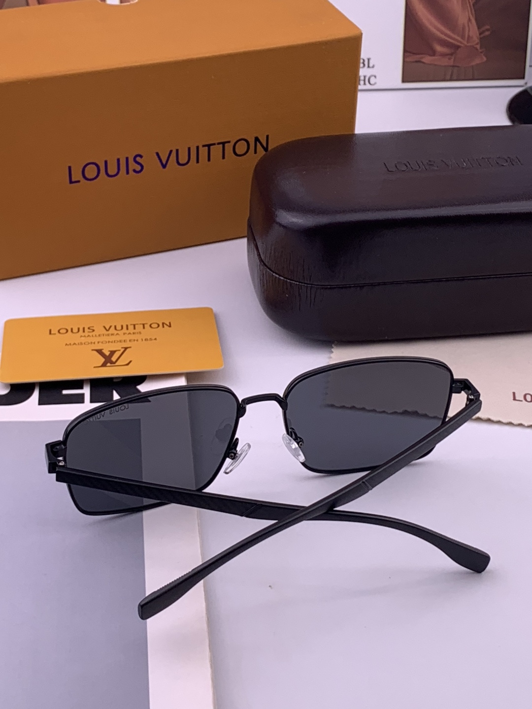 LV 男款炫彩飞行员偏光太阳镜 ❤️材质：高清尼龙加厚卡槽高清偏光镜片 🌹无边框镜架💕颜👍型号：L98901