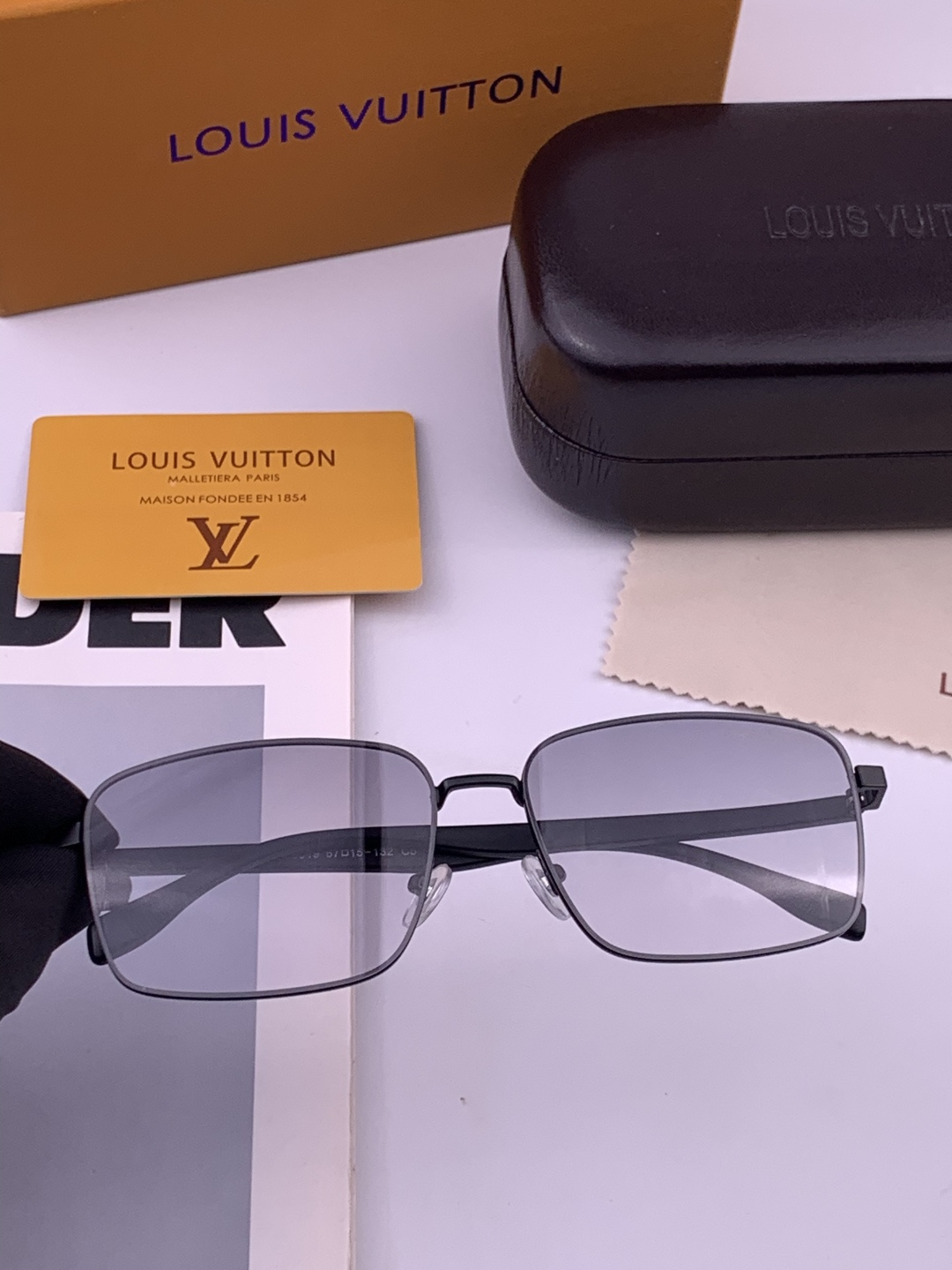 LV 男款炫彩飞行员偏光太阳镜 ❤️材质：高清尼龙加厚卡槽高清偏光镜片 🌹无边框镜架💕颜👍型号：L98901