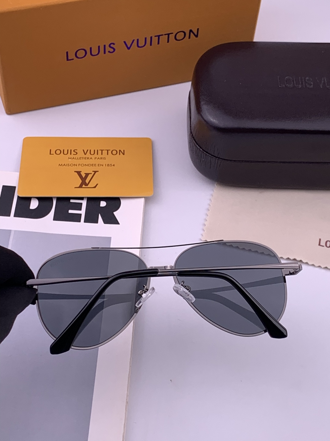 LV 男款炫彩飞行员偏光太阳镜 ❤️材质：高清尼龙加厚卡槽高清偏光镜片 🌹无边框镜架💕颜👍型号：L58901