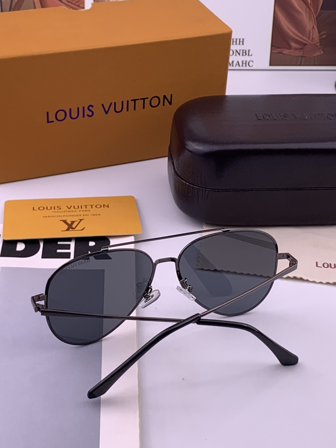 LV 男款炫彩飞行员偏光太阳镜 ❤️材质：高清尼龙加厚卡槽高清偏光镜片 🌹无边框镜架💕颜👍型号：L58901