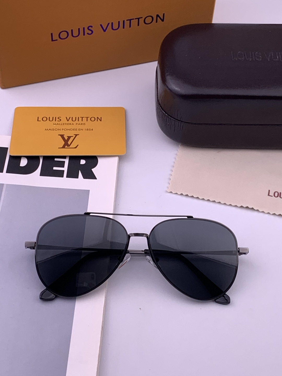 LV 男款炫彩飞行员偏光太阳镜 ❤️材质：高清尼龙加厚卡槽高清偏光镜片 🌹无边框镜架💕颜👍型号：L58901