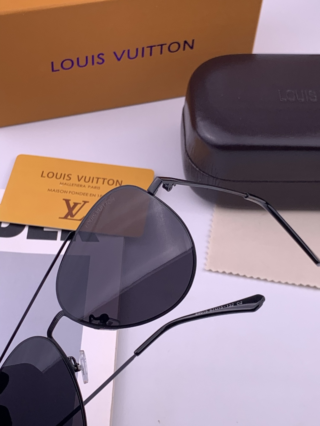 LV 男款炫彩飞行员偏光太阳镜 ❤️材质：高清尼龙加厚卡槽高清偏光镜片 🌹无边框镜架💕颜👍型号：L58901