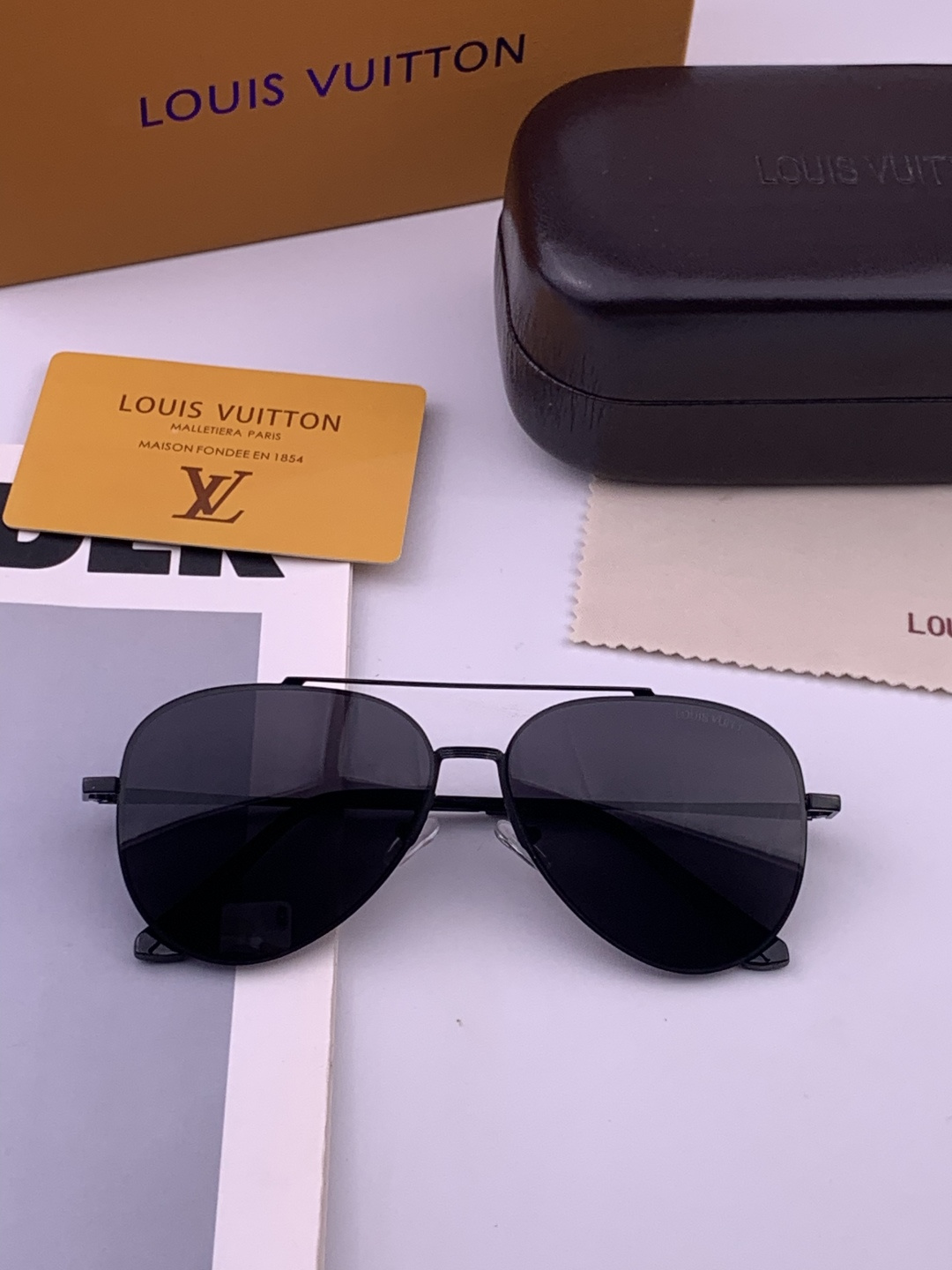 LV 男款炫彩飞行员偏光太阳镜 ❤️材质：高清尼龙加厚卡槽高清偏光镜片 🌹无边框镜架💕颜👍型号：L58901