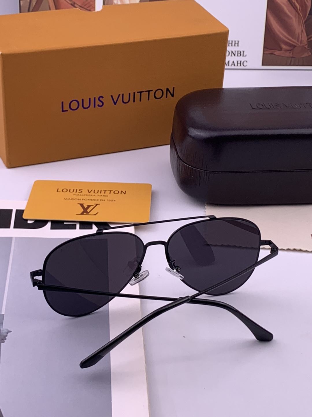 LV 男款炫彩飞行员偏光太阳镜 ❤️材质：高清尼龙加厚卡槽高清偏光镜片 🌹无边框镜架💕颜👍型号：L58901