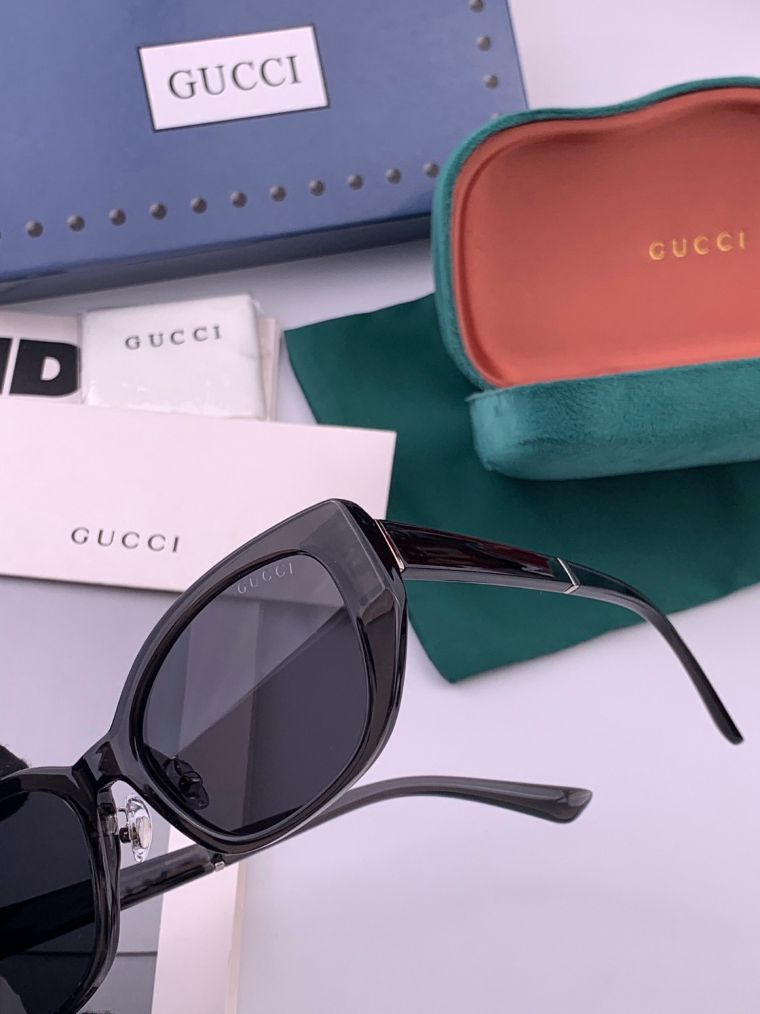 GUCCI  新款偏光太眼镜，情侣款时尚方框太阳镜佩戴舒适网红潮流款墨镜，大气女人范儿，大脸小脸都好看 ！型号：G799