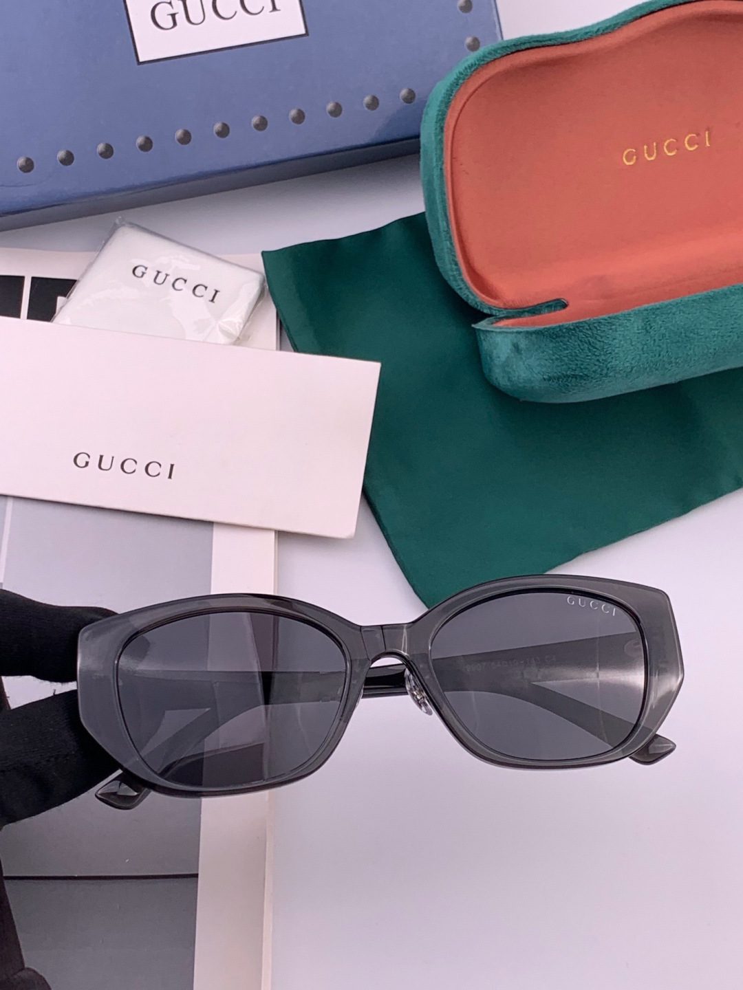 GUCCI  新款偏光太眼镜，情侣款时尚方框太阳镜佩戴舒适网红潮流款墨镜，大气女人范儿，大脸小脸都好看 ！型号：G799
