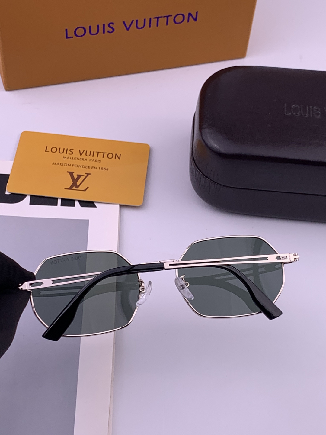 Lv 。  高品质男女款墨镜   👍 进口宝丽来偏光镜片  。蛤蟆镜 开车钓鱼都可 。百搭显瘦墨镜韩版男士飞行员大框司机