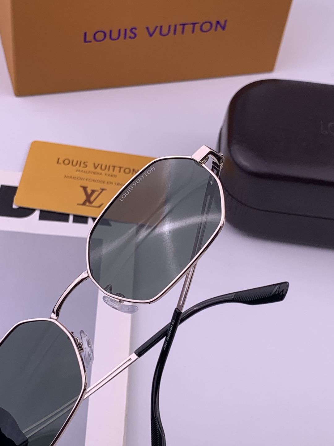 Lv 。  高品质男女款墨镜   👍 进口宝丽来偏光镜片  。蛤蟆镜 开车钓鱼都可 。百搭显瘦墨镜韩版男士飞行员大框司机