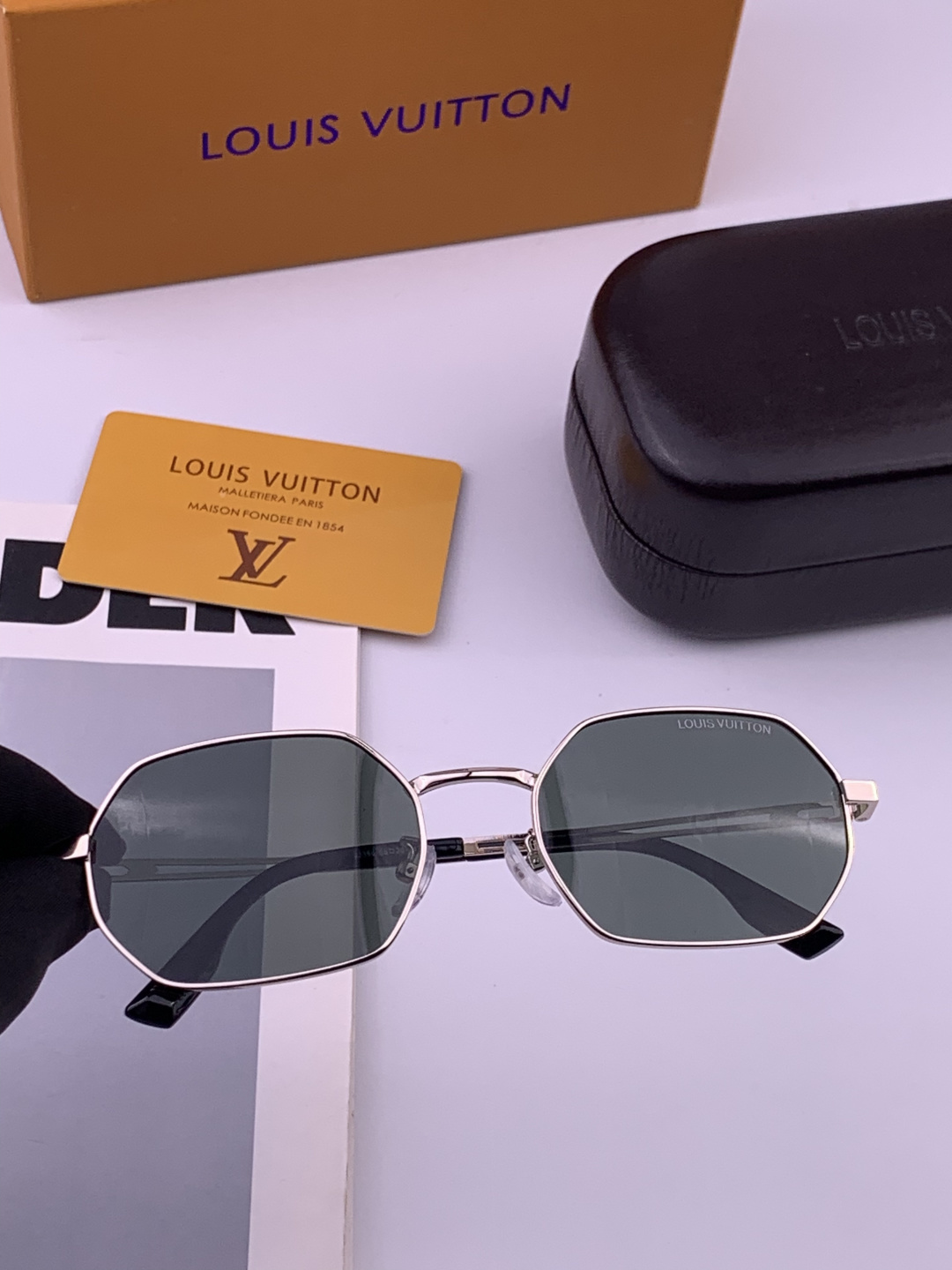Lv 。  高品质男女款墨镜   👍 进口宝丽来偏光镜片  。蛤蟆镜 开车钓鱼都可 。百搭显瘦墨镜韩版男士飞行员大框司机
