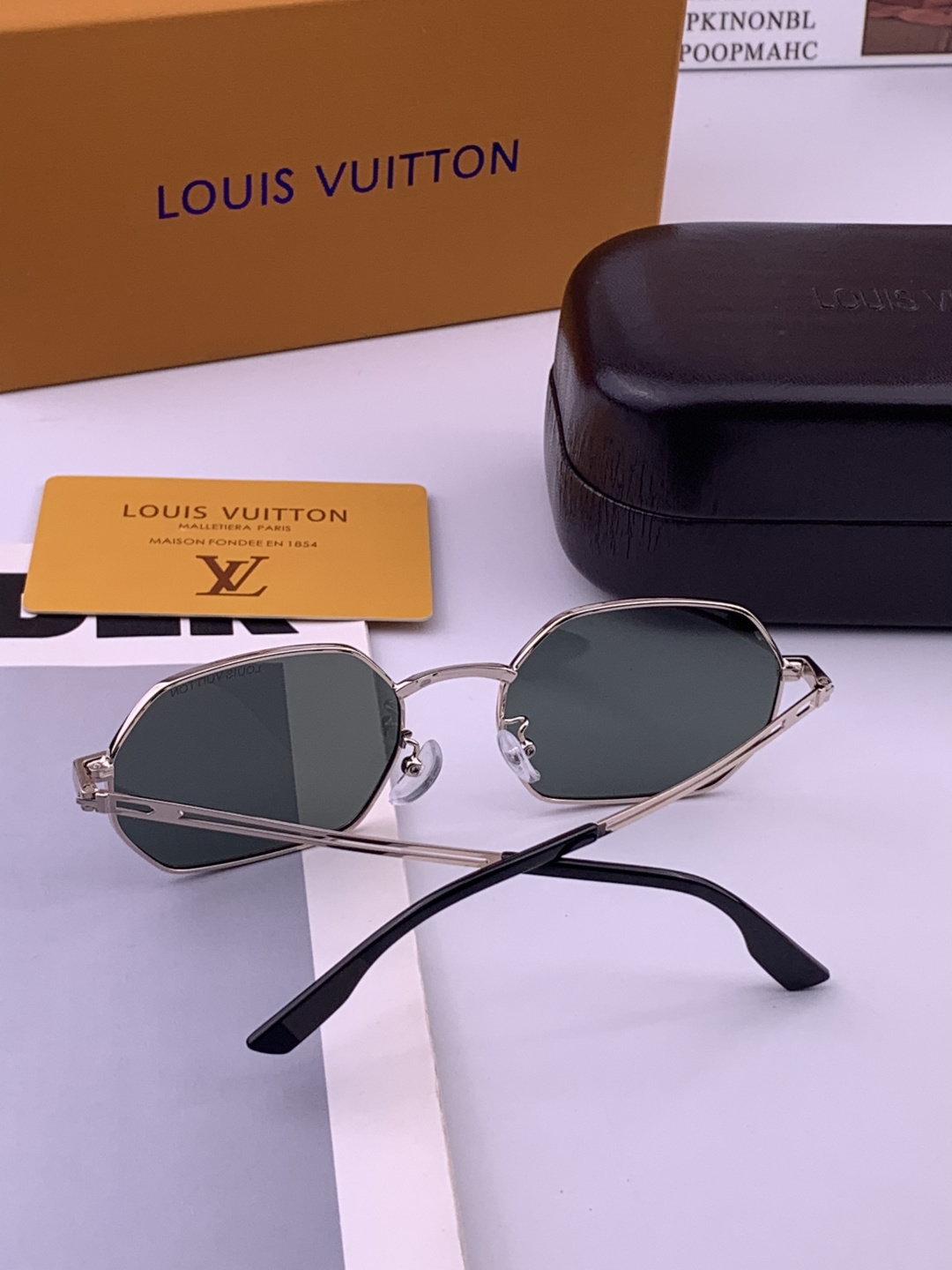 Lv 。  高品质男女款墨镜   👍 进口宝丽来偏光镜片  。蛤蟆镜 开车钓鱼都可 。百搭显瘦墨镜韩版男士飞行员大框司机