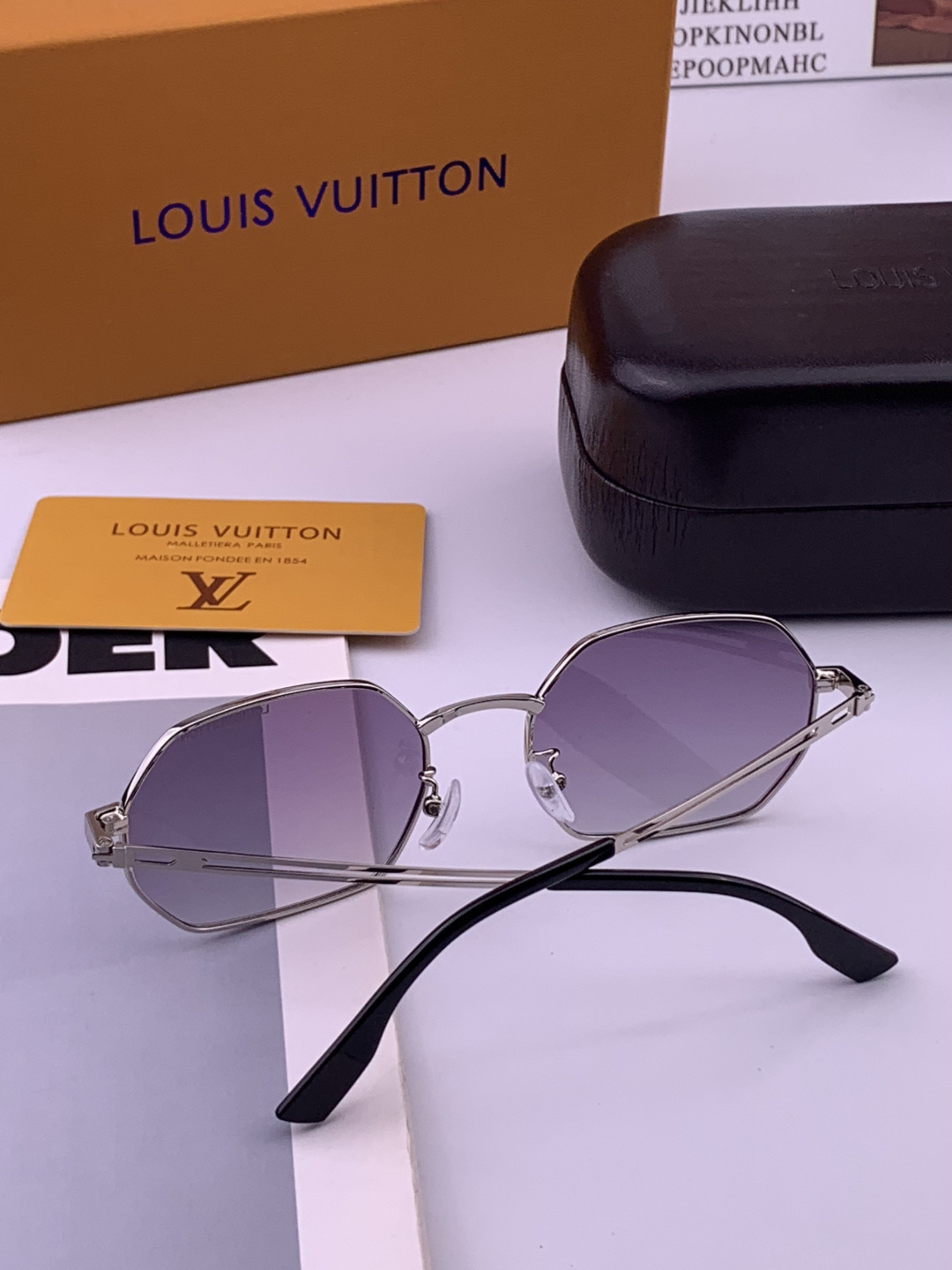 Lv 。  高品质男女款墨镜   👍 进口宝丽来偏光镜片  。蛤蟆镜 开车钓鱼都可 。百搭显瘦墨镜韩版男士飞行员大框司机