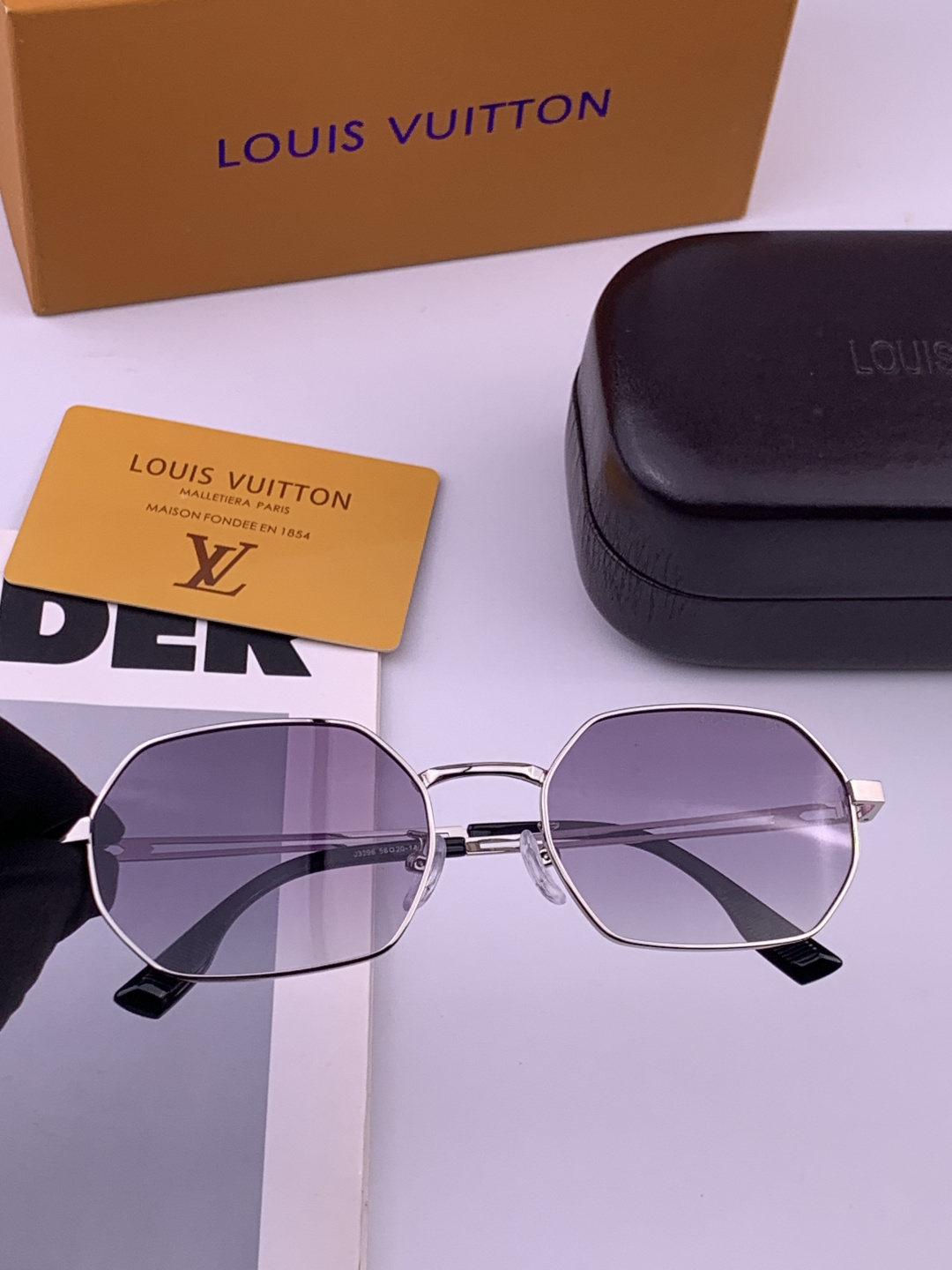 Lv 。  高品质男女款墨镜   👍 进口宝丽来偏光镜片  。蛤蟆镜 开车钓鱼都可 。百搭显瘦墨镜韩版男士飞行员大框司机