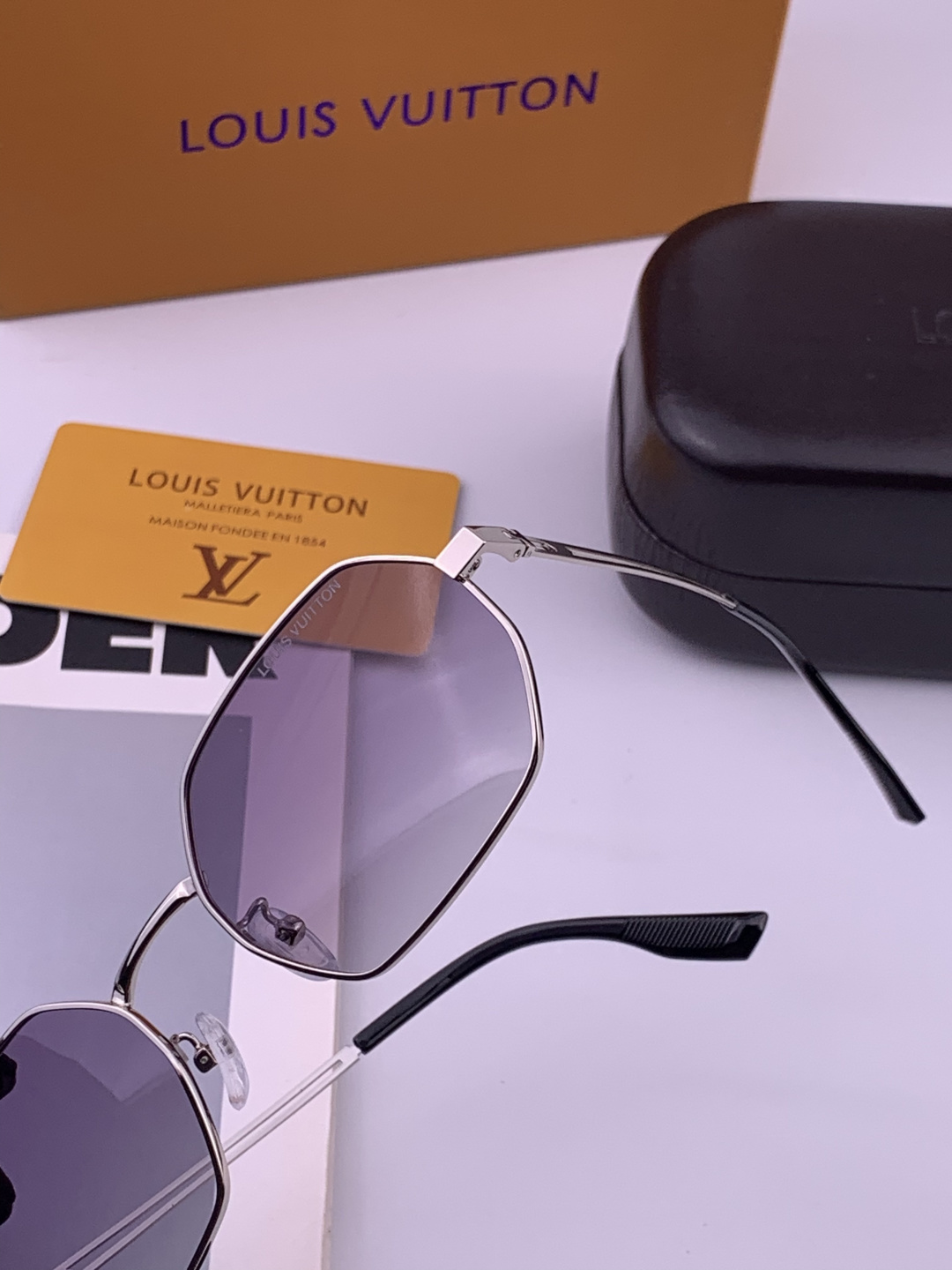 Lv 。  高品质男女款墨镜   👍 进口宝丽来偏光镜片  。蛤蟆镜 开车钓鱼都可 。百搭显瘦墨镜韩版男士飞行员大框司机