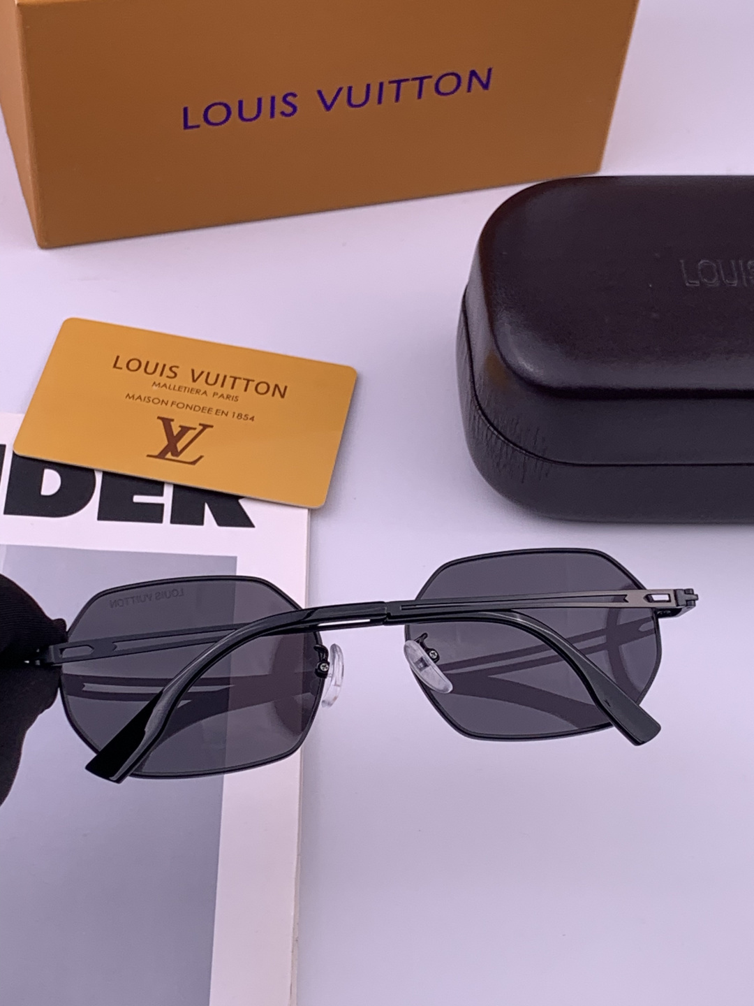 Lv 。  高品质男女款墨镜   👍 进口宝丽来偏光镜片  。蛤蟆镜 开车钓鱼都可 。百搭显瘦墨镜韩版男士飞行员大框司机