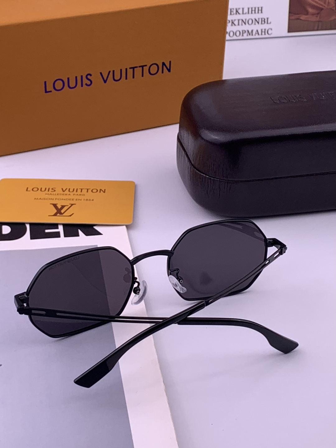 Lv 。  高品质男女款墨镜   👍 进口宝丽来偏光镜片  。蛤蟆镜 开车钓鱼都可 。百搭显瘦墨镜韩版男士飞行员大框司机