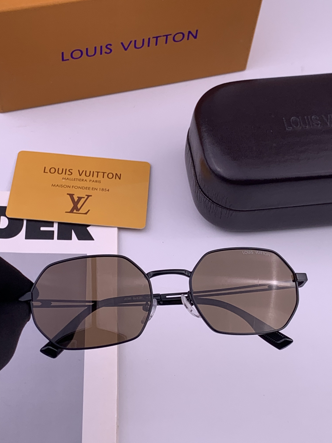 Lv 。  高品质男女款墨镜   👍 进口宝丽来偏光镜片  。蛤蟆镜 开车钓鱼都可 。百搭显瘦墨镜韩版男士飞行员大框司机