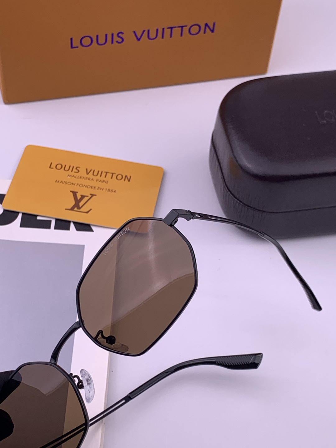 Lv 。  高品质男女款墨镜   👍 进口宝丽来偏光镜片  。蛤蟆镜 开车钓鱼都可 。百搭显瘦墨镜韩版男士飞行员大框司机