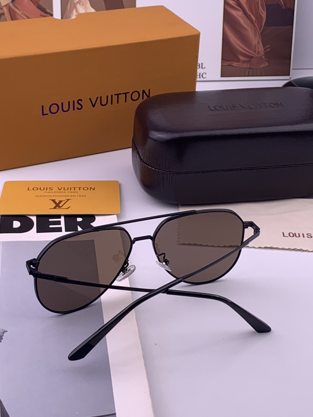 LV 男款炫彩飞行员偏光太阳镜 ❤️材质：高清尼龙加厚卡槽高清偏光镜片 🌹无边框镜架💕颜👍型号：L98902