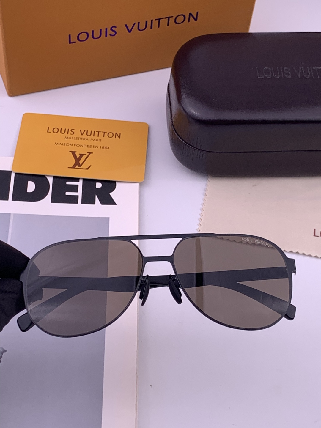 LV 男款炫彩飞行员偏光太阳镜 ❤️材质：高清尼龙加厚卡槽高清偏光镜片 🌹无边框镜架💕颜👍型号：L78903
