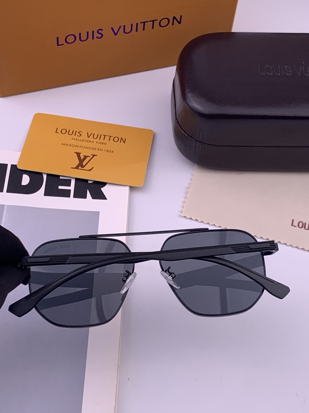 LV 男款炫彩飞行员偏光太阳镜 ❤️材质：高清尼龙加厚卡槽高清偏光镜片 🌹无边框镜架💕颜👍型号：L88903