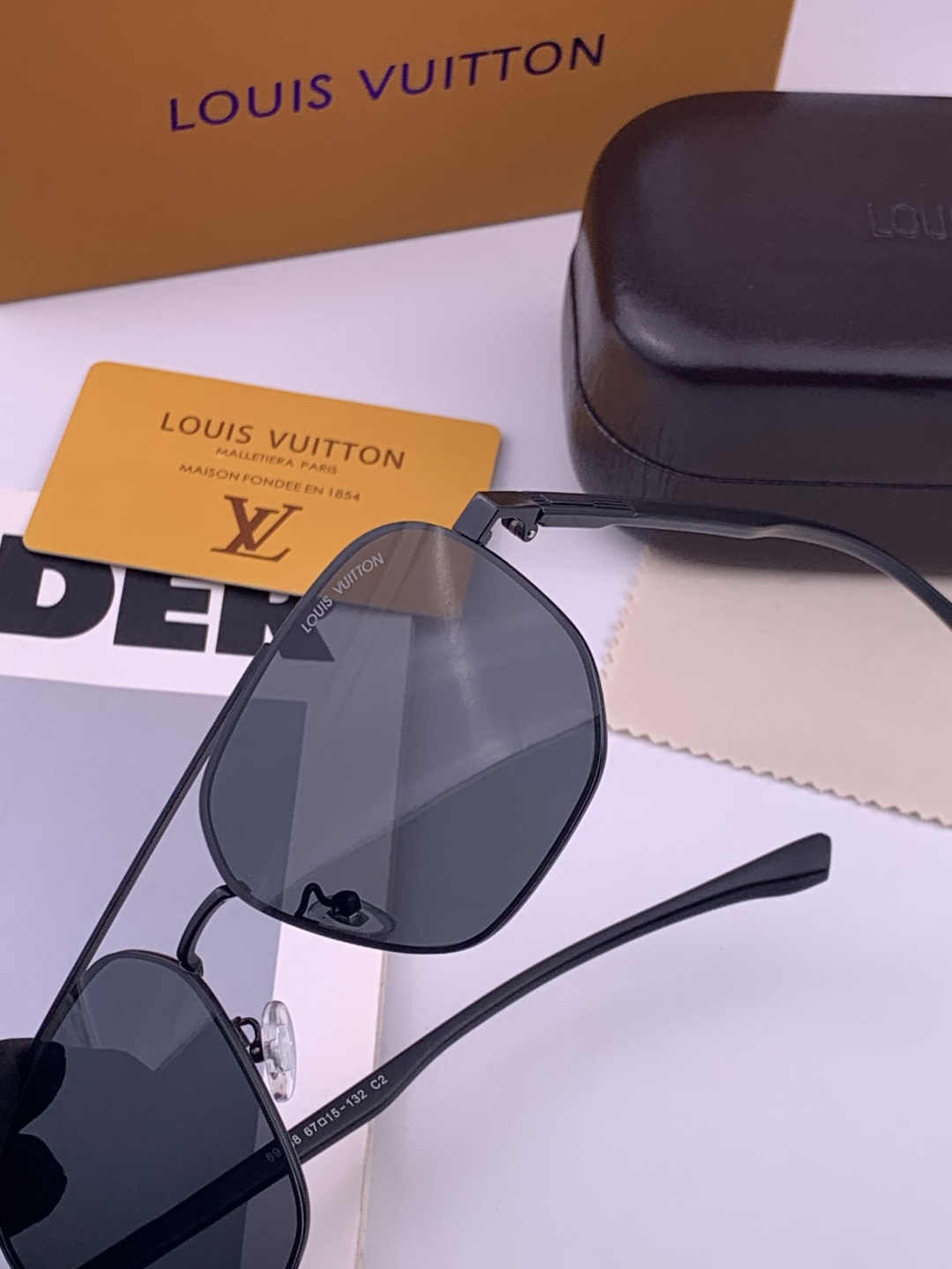 LV 男款炫彩飞行员偏光太阳镜 ❤️材质：高清尼龙加厚卡槽高清偏光镜片 🌹无边框镜架💕颜👍型号：L88903