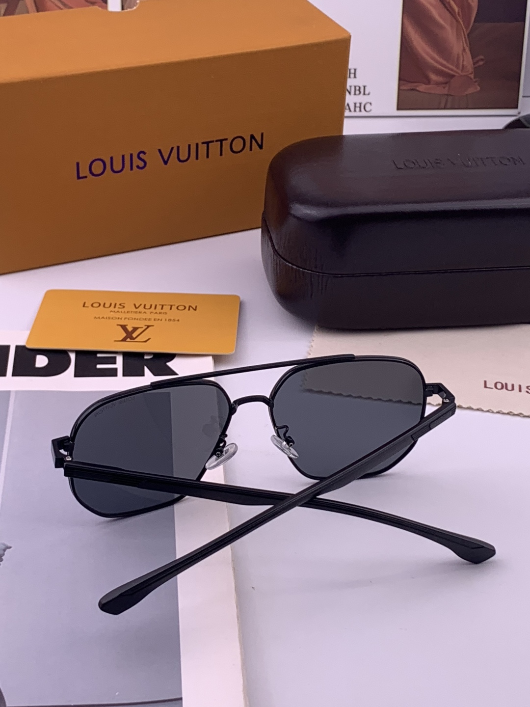 LV 男款炫彩飞行员偏光太阳镜 ❤️材质：高清尼龙加厚卡槽高清偏光镜片 🌹无边框镜架💕颜👍型号：L88903