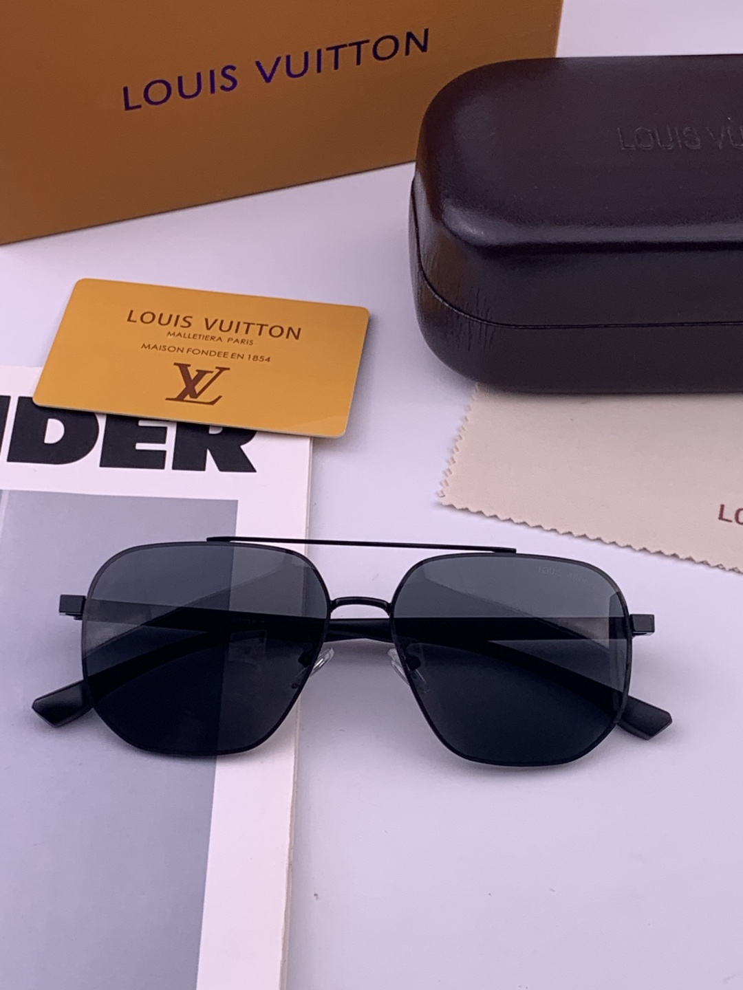 LV 男款炫彩飞行员偏光太阳镜 ❤️材质：高清尼龙加厚卡槽高清偏光镜片 🌹无边框镜架💕颜👍型号：L88903