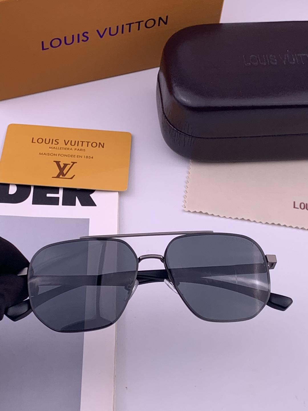 LV 男款炫彩飞行员偏光太阳镜 ❤️材质：高清尼龙加厚卡槽高清偏光镜片 🌹无边框镜架💕颜👍型号：L88903