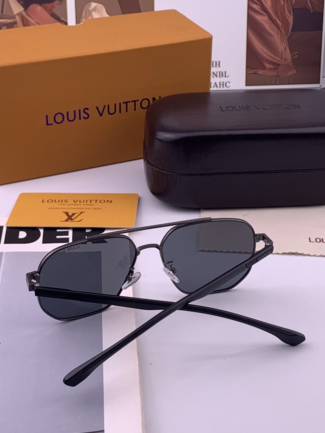 LV 男款炫彩飞行员偏光太阳镜 ❤️材质：高清尼龙加厚卡槽高清偏光镜片 🌹无边框镜架💕颜👍型号：L88903